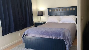 Desk, iron/ironing board, WiFi, bed sheets