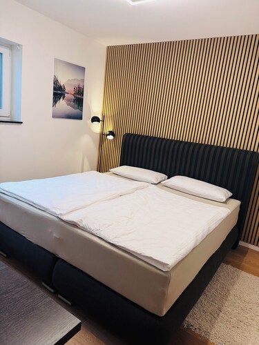 Guest room near Frankfurt Messe with private bathroom
