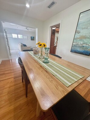 Dining - Fantastic, quiet home minutes from Park Ave. (Winter Park)