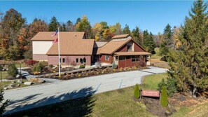 Exterior - Dover VT, Mount Snow 3-bedroom condo. Renovated, access to trails, club house. (Dover)