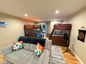 Room - Dover VT, Mount Snow 3-bedroom condo. Renovated, access to trails, club house. (Dover)