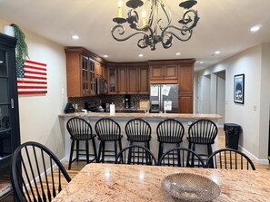 Dining - Dover VT, Mount Snow 3-bedroom condo. Renovated, access to trails, club house. (Dover)