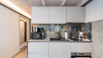 Coffee/tea maker, fridge, microwave, oven