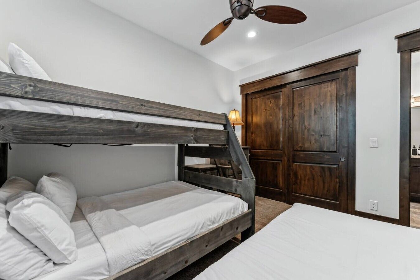 4 habitaciones, escritorio, tabla de planchar con plancha y wifi 