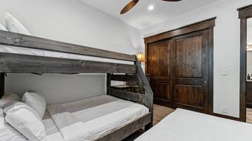 4 habitaciones, escritorio, tabla de planchar con plancha y wifi