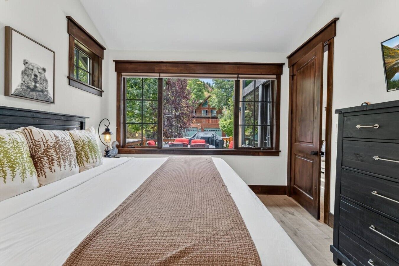 4 bedrooms, desk, iron/ironing board, WiFi