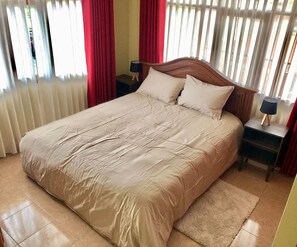 Tabla de planchar con plancha, wifi y ropa de cama 