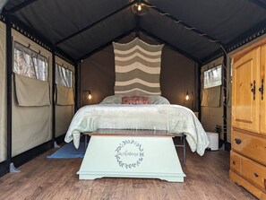 Escritorio, wifi y ropa de cama 