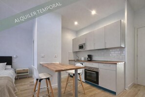 Classic Apartment | Private kitchen | Toaster, cleaning supplies - Collection IFEMA I - II - V (Madrid)