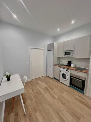 Classic Apartment | Private kitchen | Toaster, cleaning supplies - Collection IFEMA I - II - V (Madrid)