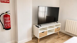 Apartament clàssic | Sala d'estar | Televisor de pantalla plana de 32 polzades amb canals per cable 