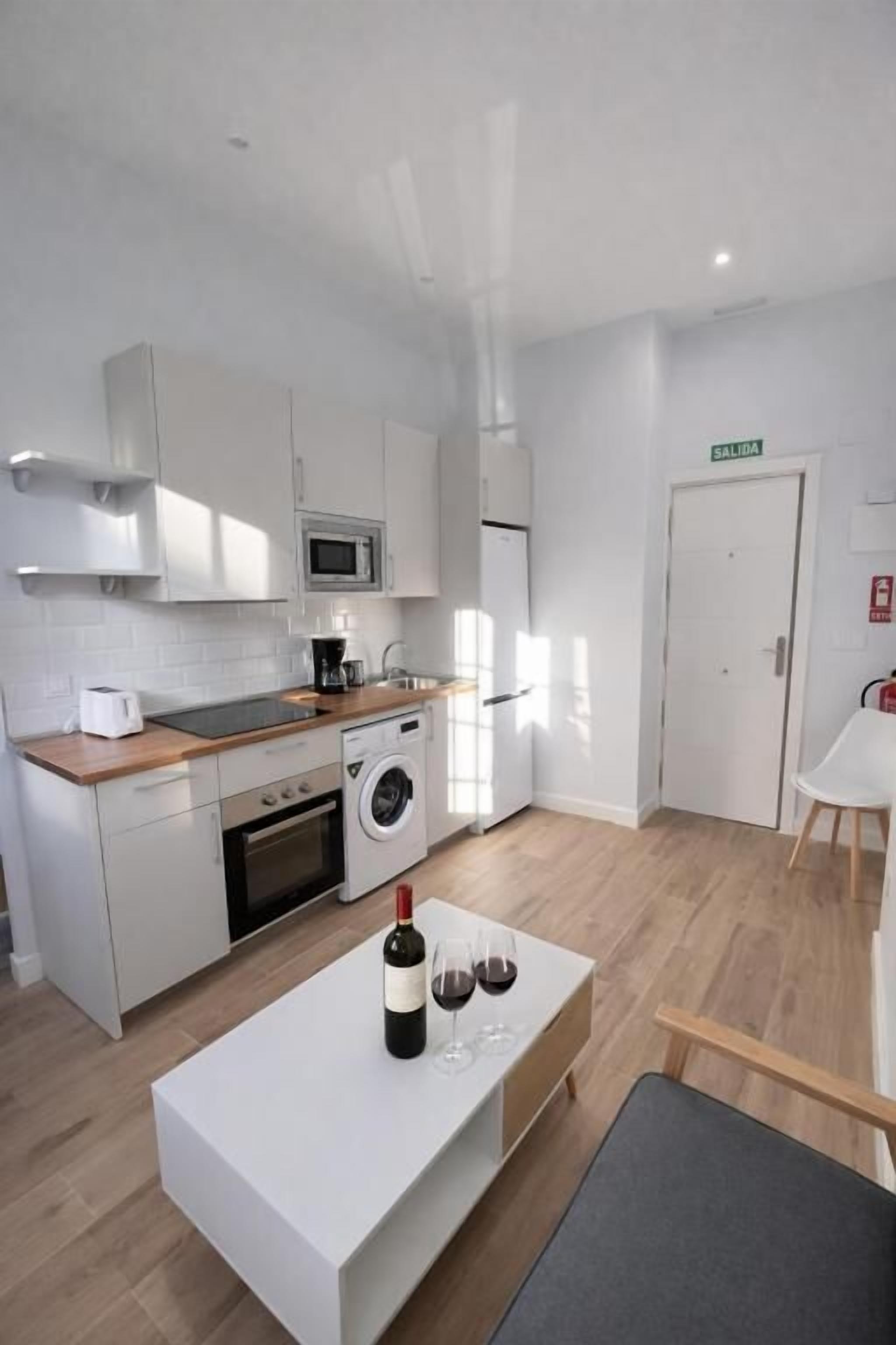 Apartament clàssic | Cuina privada | Torradora i productes de neteja 
