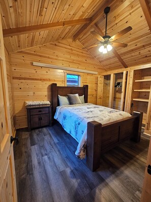 Room - Sweet and Simple Montana Retreat: Tucked Away (Rollins)