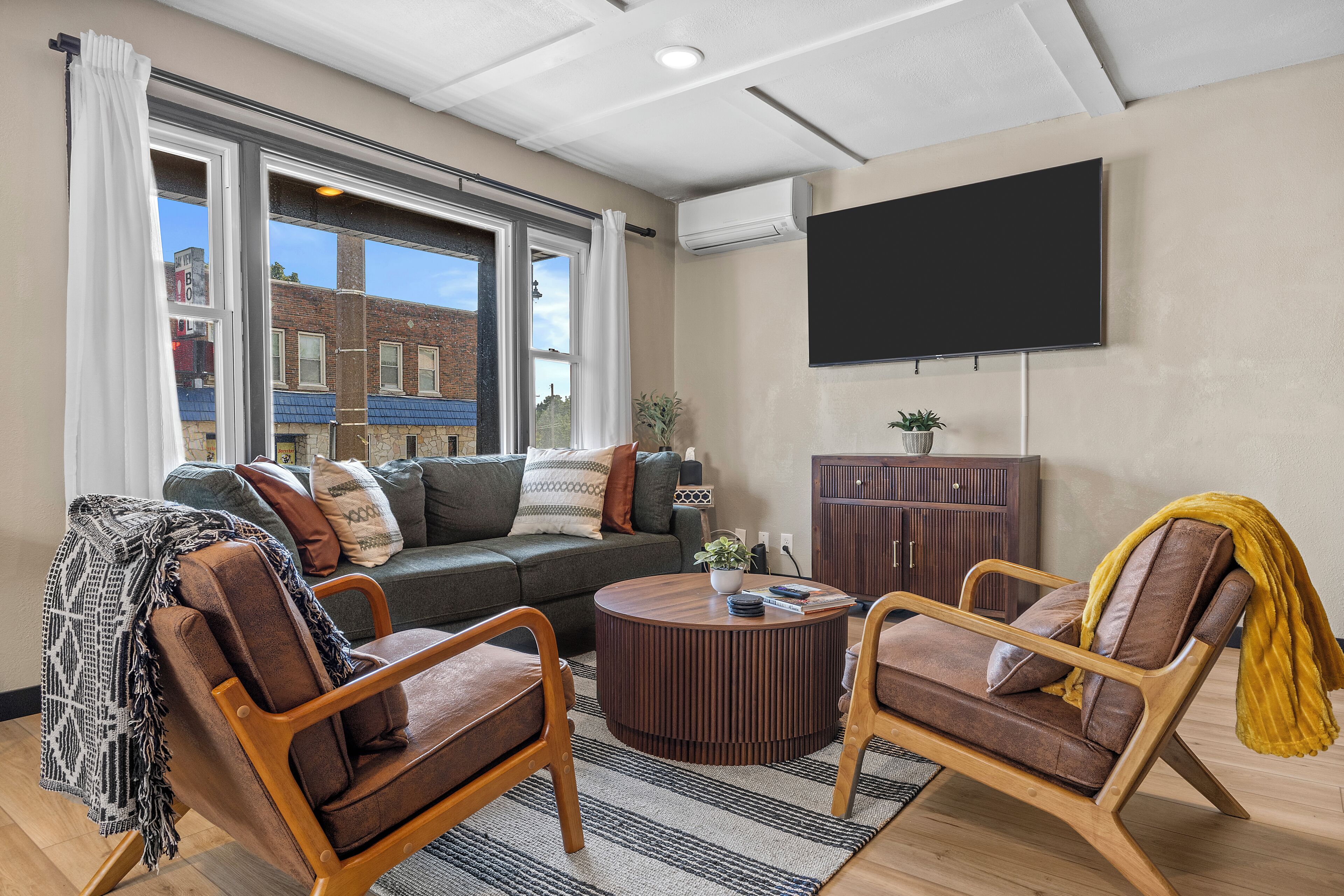 Located On Prime Street: On Site Parking:game Room: Amazing Bay View Location - Milwaukee, WI