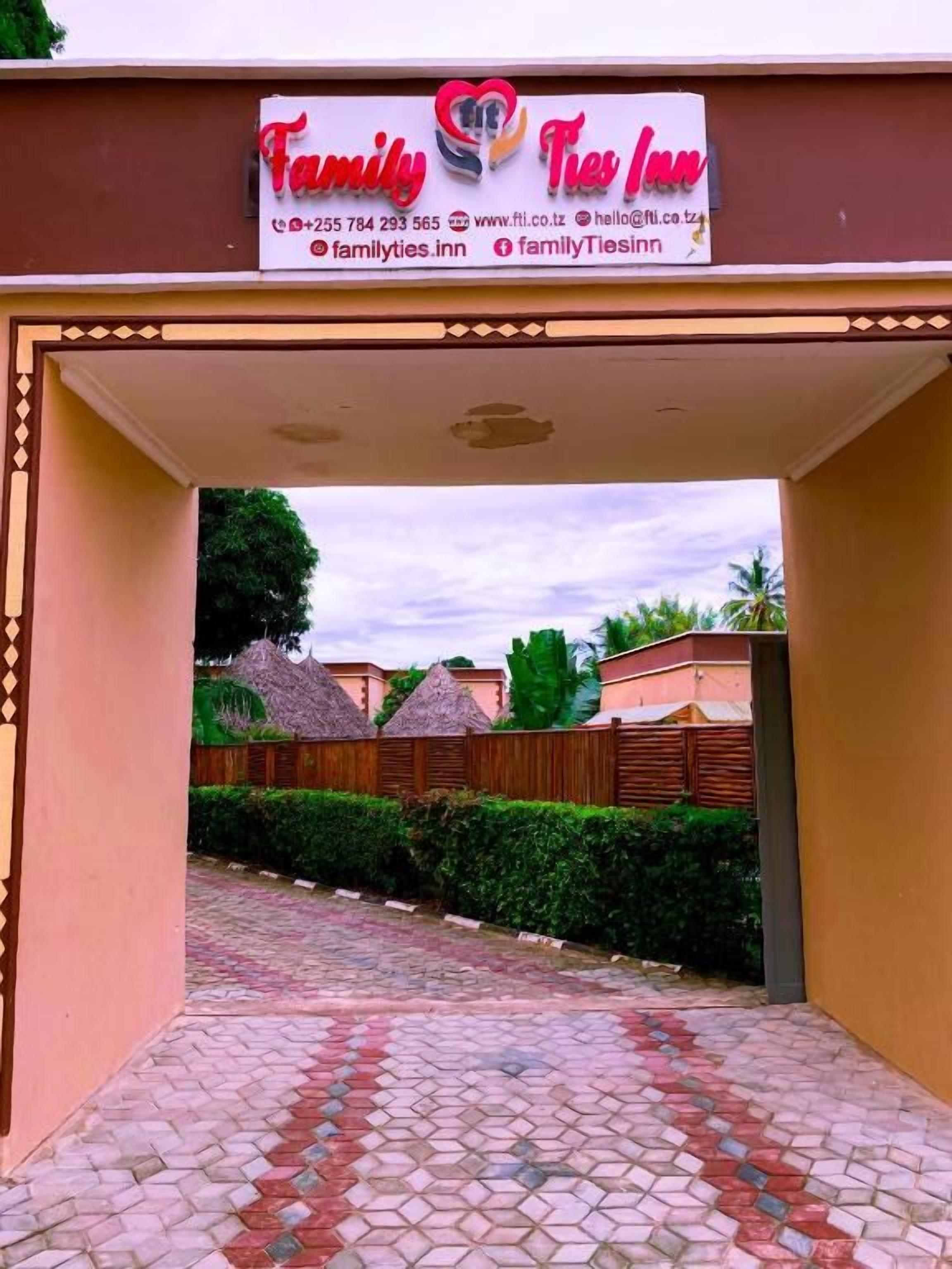 Una entrada a una propiedad con un letrero que dice 'Family Ties Inn'.