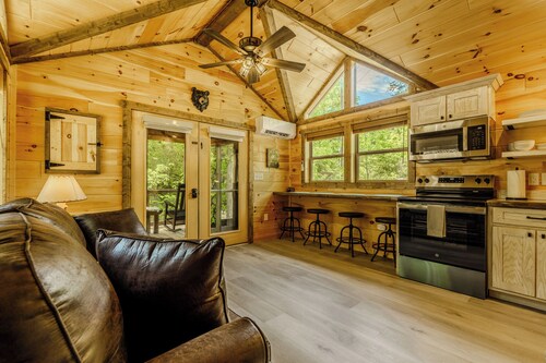 15 Minutes from Skyland Ranch. Brand New Cozy Cabin. Huckleberry Cabin