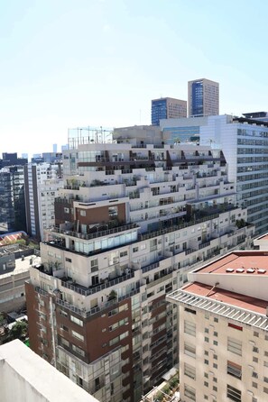 Ein mehrstöckiges Gebäude mit Balkonen, großen Fenstern und einem modernen architektonischen Design.