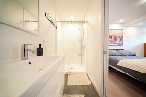 4 Schlafzimmer, Bügeleisen/Bügelbrett, WLAN, Bettwäsche