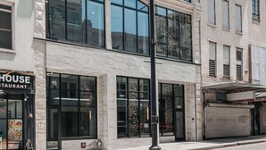 Un edificio de varios pisos con un llamativo letrero de 'Starr Piano'.