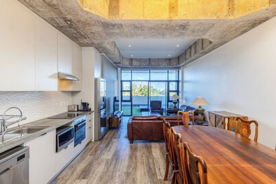 Urban Chic Retreat Stunning Mountain views by ctha