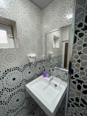 Shower, hair dryer, towels, soap - Otel Mahalla (Samarkand)