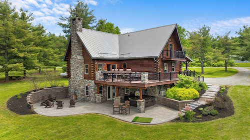Cedar & Stone: Keuka Lake Retreat w/ Hot Tub & Golf