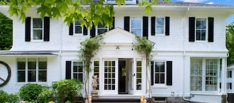 The Novogratz - Artsy, Heated Pool + Hot Tub!