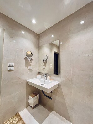 Bathroom - Cozy 6 October Studio, Fast WiFi, AC & Workspace (6 October)