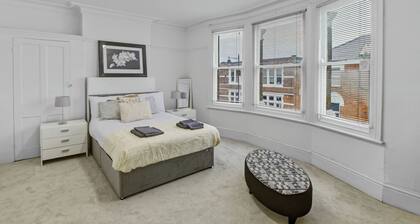 Elegant 3BR | Short London Commute | Fast Wi-Fi