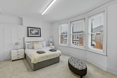 Elegant 3BR | Short London Commute | Fast Wi-Fi