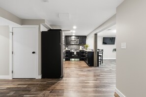 Une cuisine moderne équipée d’un réfrigérateur, d’un four à micro-ondes et d’une cuisinière.