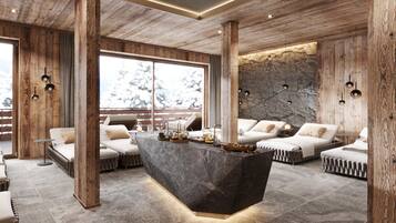 Un interior moderno con una isla central, vigas de madera, paredes de piedra y vistas a árboles nevados.