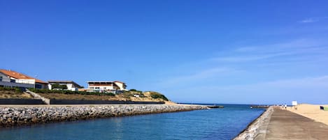 Una spiaggia nelle vicinanze