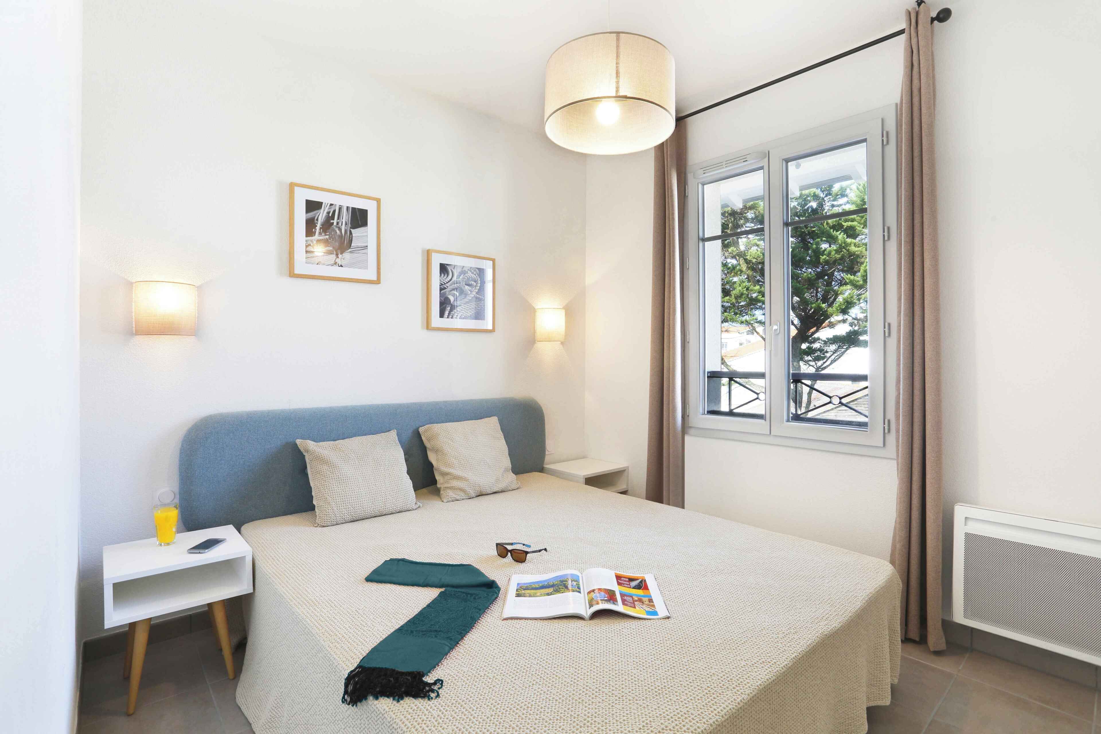 Travel crib, bed sheets