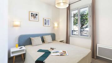 Travel crib, bed sheets