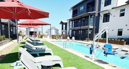 The Retreat - Hill Country Luxury One BR Condo