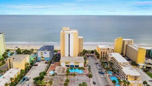 Un hôtel situé sur la côte, doté d’une piscine, d’un parking et offrant une vue sur la plage et l’océan.