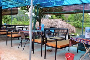 Outdoor dining - Hideaway Village Homestay (Hoa Lư)