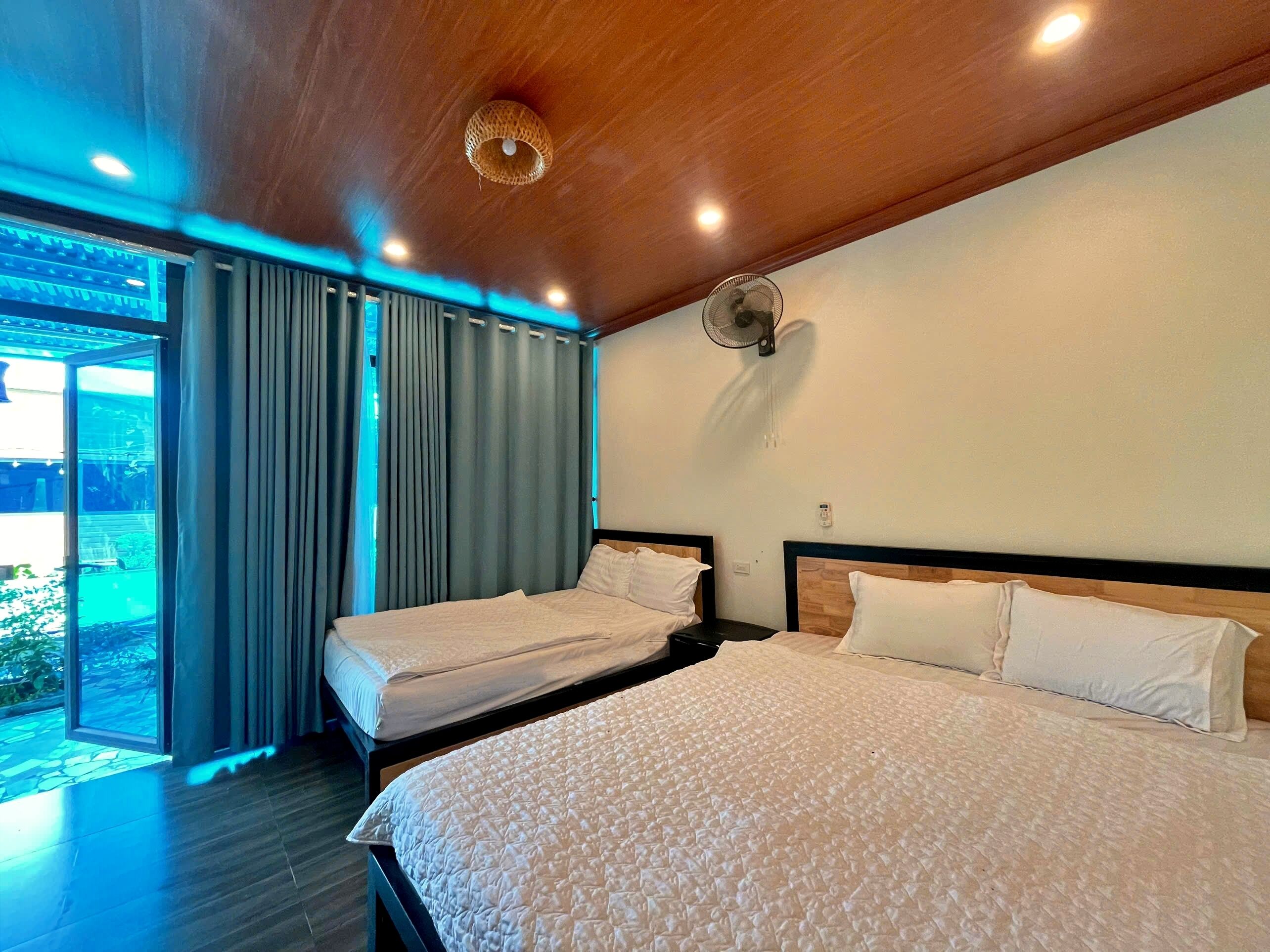 Habitación triple, vistas al jardín | Sistema de insonorización y wifi gratis