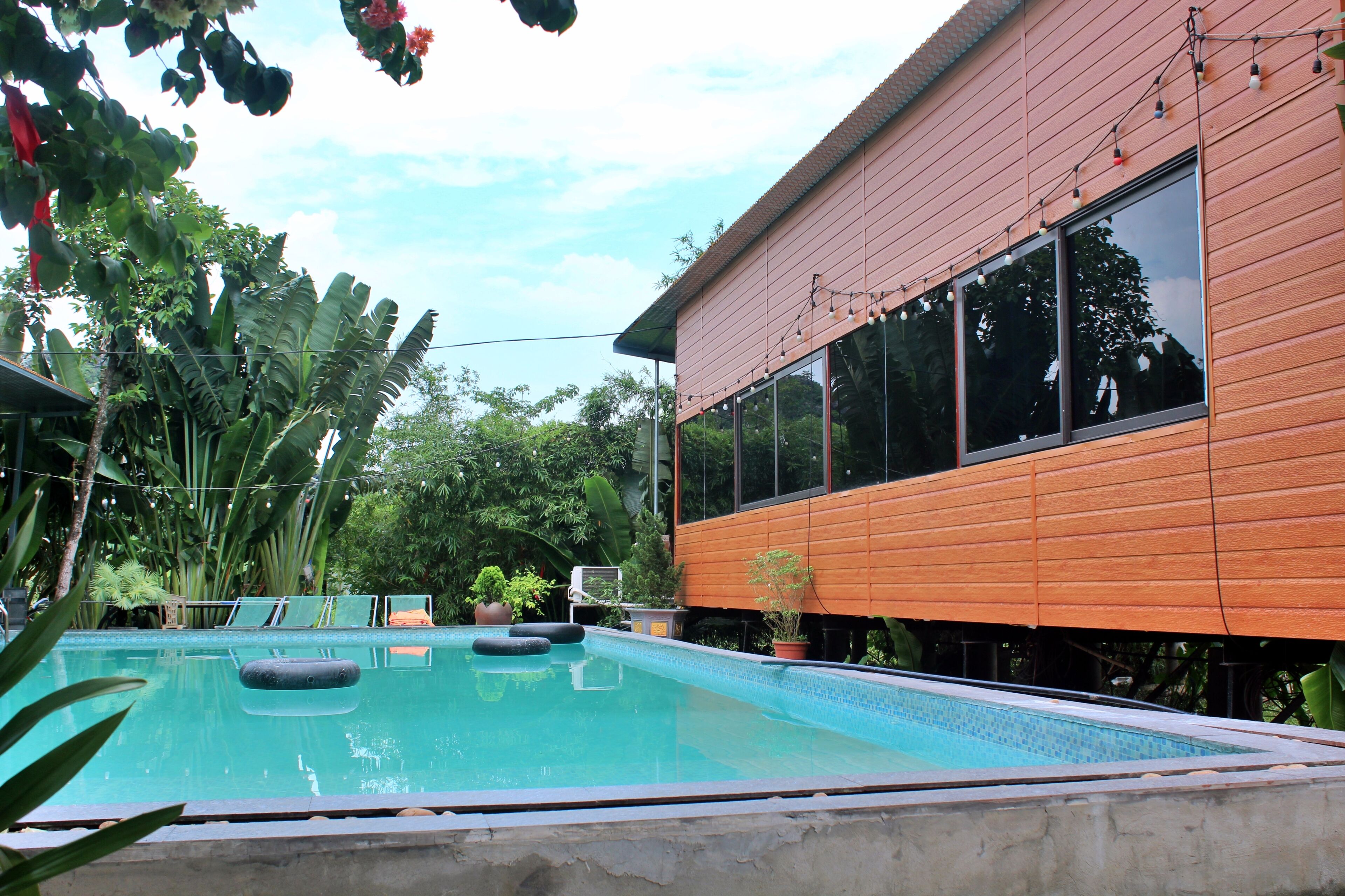 Una piscina al aire libre