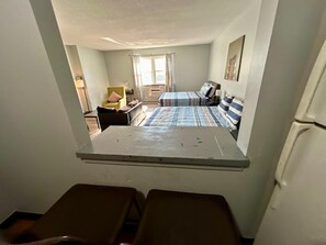 Living area - Cozy Studio with Two Queen Beds in Chicago (Chicago)