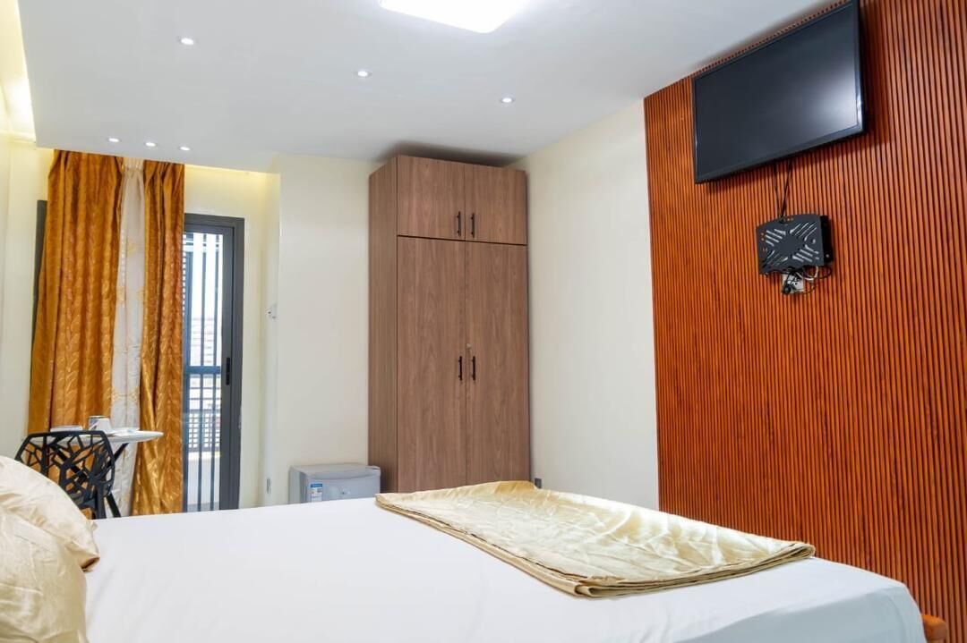 Quarto solteiro superluxo, vista para a cidade | Escrivaninha, espaço de trabalho para notebook, cortinas blackout