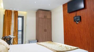 Quarto solteiro superluxo, vista para a cidade | Escrivaninha, espaço de trabalho para notebook, cortinas blackout