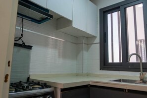 Luxury Single Room, City View | Private kitchen | Mini-fridge, oven, stovetop, cookware/dishes/utensils - Résidence Madior  (Dakar)