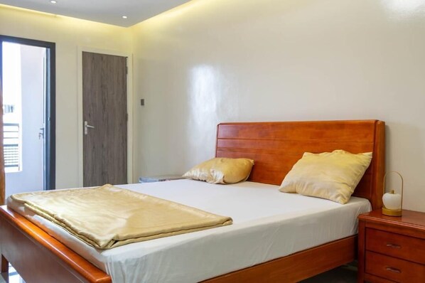 Luxury Single Room, City View | Desk, laptop workspace, blackout drapes, soundproofing - Résidence Madior  (Dakar)