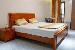 Desk, laptop workspace, blackout curtains, soundproofing - Résidence Madior  (Dakar)