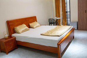 Una scrivania, postazione laptop, tende oscuranti, insonorizzazione