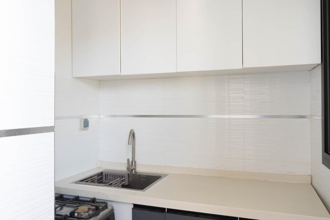 Frigorífico pequeño, horno, placa de cocina y utensilios de cocina