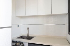 Mini-fridge, oven, stovetop, cookware/dishes/utensils - Résidence Madior  (Dakar)