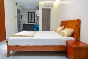 Desk, laptop workspace, blackout curtains, soundproofing - Résidence Madior  (Dakar)